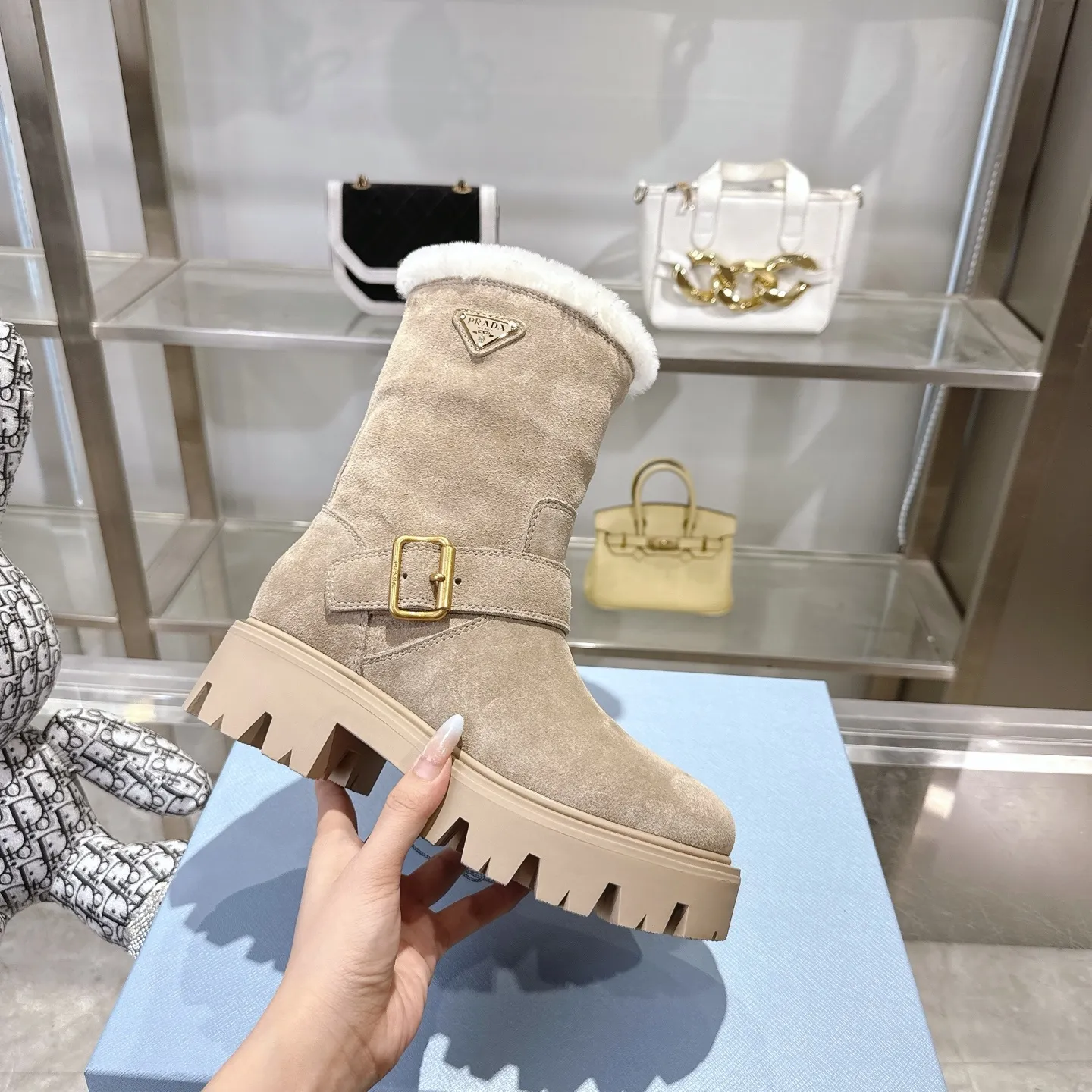 👟👟Ex-factory price 700👟👟 🔥Heavyweight🔥4050 Prada/PRADA autumn and winter snow boots counter new thick-soled anti-ski boots warm wool short boots, the same style as PRADA autumn and winter T-stage catwalk catwalk celebrity stars, original 1:1 replica, high-quality quality! The top version is comfortable on the feet and makes you look slimmer, elegant and intellectual! It is a rare pair of comfortable and warm casual snow boots! ❶Fabric: High mercerized cow suede/first layer cowhide ❷Lining: %100 pure wool imported from Australia ❸Feet: %100 pure wool imported from Australia ❹Outsole: Original TPU foam bottom Four-color women's sizes: 36–42. Complete packaging, with certified pure cotton bag after-sales service card.